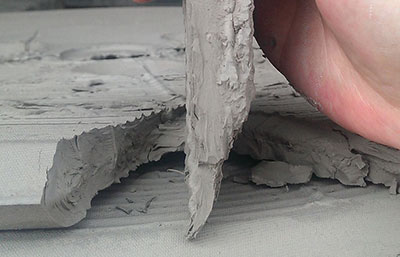 污水泥漿經(jīng)過(guò)超高壓壓濾機(jī)壓濾后濾餅的樣子