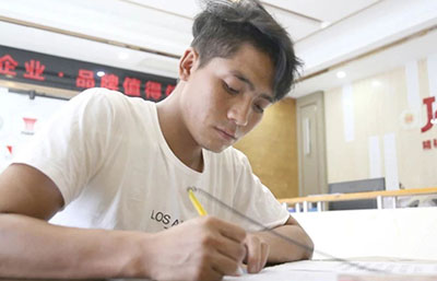 “誠信女子”魏月董丈夫到紫南轄區金凱地工作