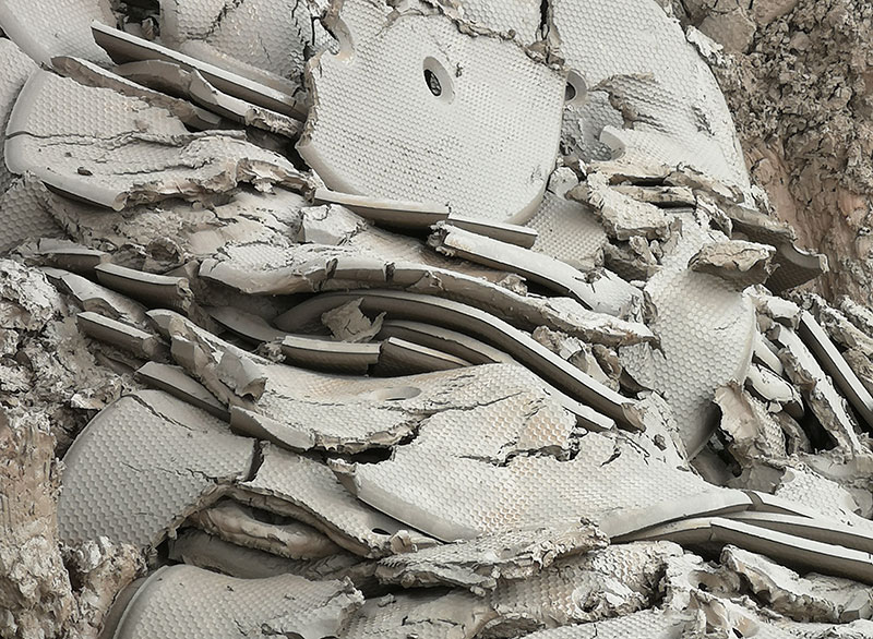 打樁泥漿上機(jī)脫水處理,壓榨成干泥餅,方便運(yùn)輸或再利用。